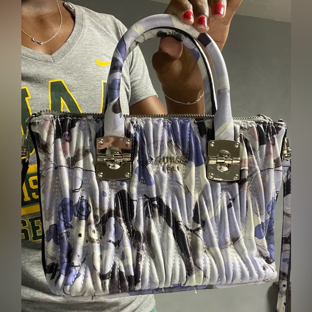 Guess 1981 wrinkled stitching purse